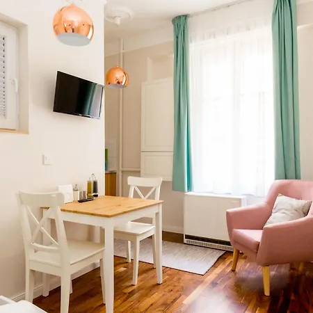 Vibrant Downtown Gem With Ac * Budapeşte